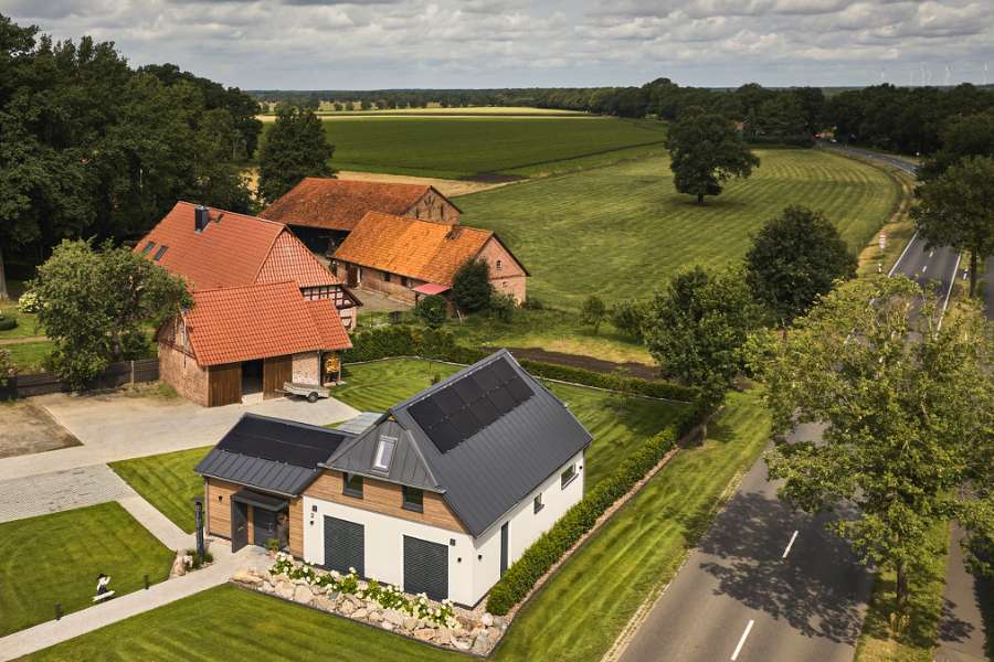 Ansprechende Mix aus Holz und Stahlprofilen, Im Ziek 1, 27374 Visselhövede